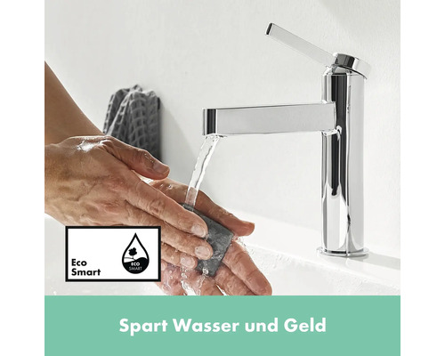 Person wäscht sich die Hände unter einem Wasserhahn mit dem EcoSmart Zeichen, das Wasser und Geld spart.