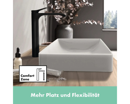 Aufsatzwaschbecken aus Keramik mit hoher Armatur im Badezimmer