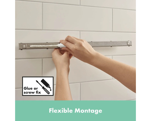 Auftragen von Klebstoff auf eine Metallschiene zur Befestigung an einer Wand