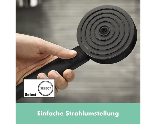 Hand hält schwarzen Duschkopf mit Strahlartenumstellung