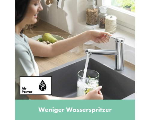 Frau am Waschbecken mit Wasserhahn und Glas Wasser