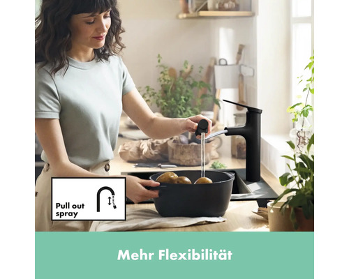 Frau wäscht Kartoffeln mit einer schwarzen Küchenarmatur mit Ausziehbrause