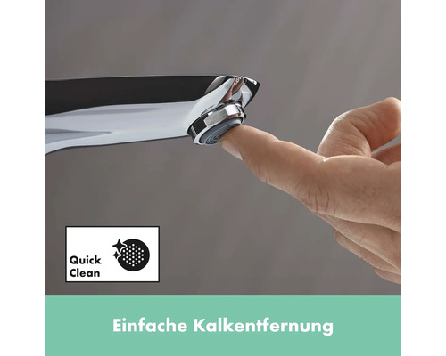 Wasserhahn mit Quick Clean Funktion und Finger auf dem Sieb