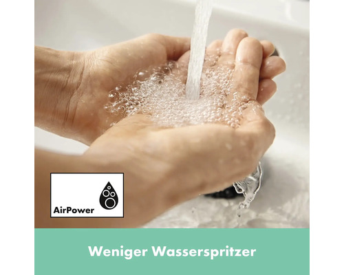 Hände unter fließendem Wasserhahn mit AirPower Technologie für weniger Wasserspritzer