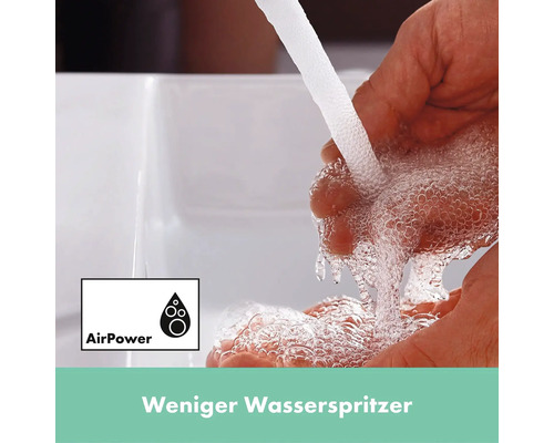 Wasserhahnstrahl mit AirPower Technologie in der Hand
