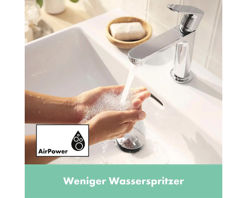 "Person wäscht sich die Hände unter einem Wasserhahn