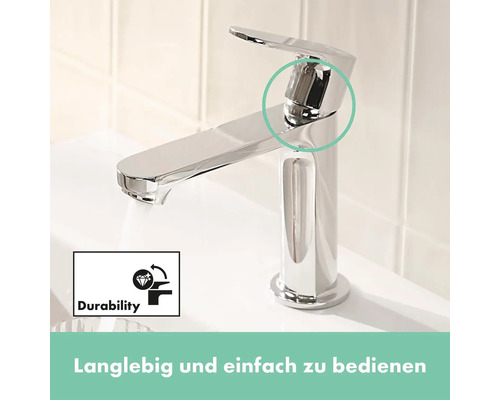 Robinet chromé sur un lavabo avec le symbole de durabilité