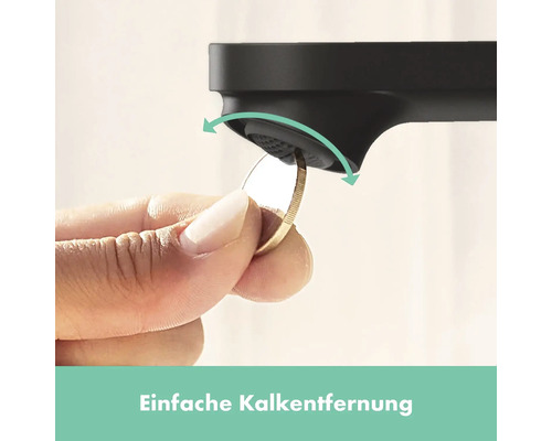 Demonstration der Kalkentfernung von einem Wasserhahn mit einer Münze.