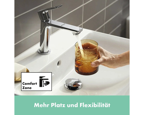 Waschtischarmatur mit ComfortZone und eine Person füllt ein Glas Wasser