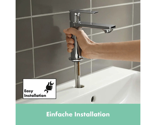Installation eines Chrom Waschbecken Wasserhahns in einem Badezimmer Waschbecken