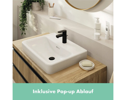 Modernes Badezimmer mit weißem Aufsatzwaschbecken, schwarzer Armatur und Waschtischunterschrank in Holzoptik