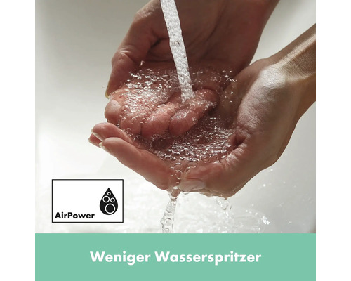 Zwei Hände halten Wasser unter einem Wasserhahn mit AirPower Technologie.