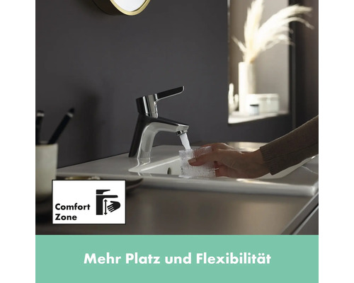 Einhandmischer im Badezimmer mit fließendem Wasser in ein Glas