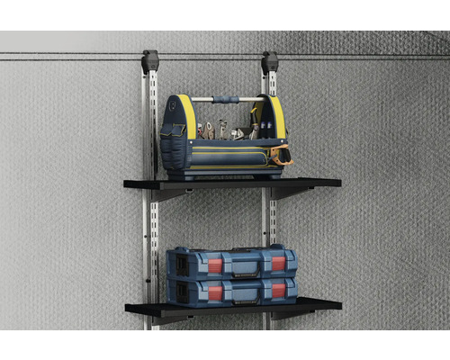 Boîte à outils et coffres à outils sur un système d''étagères pour l''organisation de l''atelier