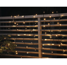 Guirlande lumineuse décorative fixée sur une clôture