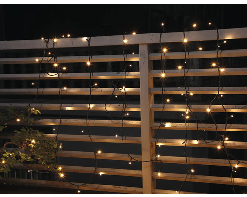 Guirlande lumineuse décorative fixée sur une clôture