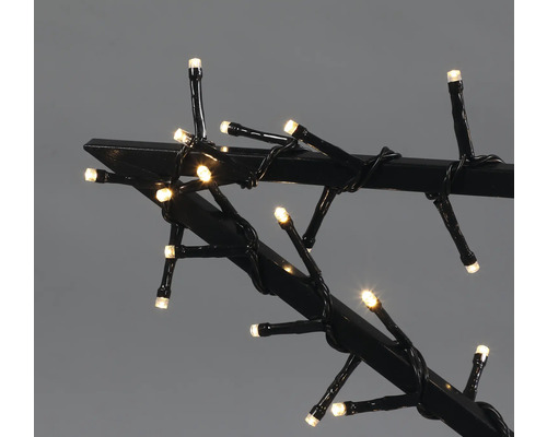 Gros plan d''une guirlande lumineuse avec des lumières blanc chaud, enroulée autour d''un cadre métallique