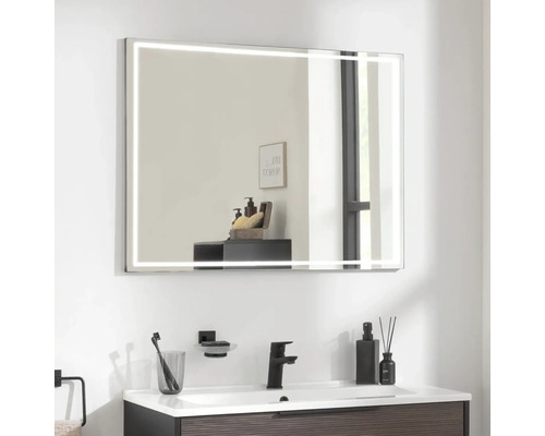 Badezimmer mit beleuchtetem Spiegel, Waschtisch und Accessoires