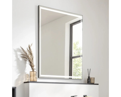 Rechteckiger Spiegel mit Beleuchtung im Badezimmer