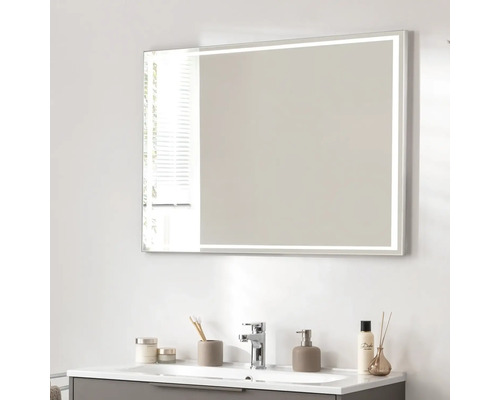 Miroir lumineux au-dessus d''un lavabo dans une salle de bains.