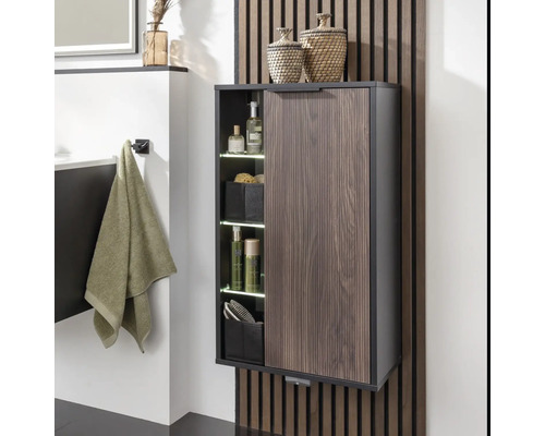 Badezimmer mit Hängeschrank mit Tür und Regalen