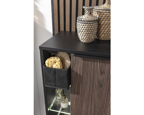 Detailansicht eines Badezimmerschranks mit Ablagefächern, Dekoration und Badutensilien.