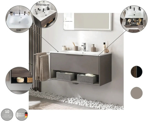 Badezimmer mit Waschbeckenunterschrank, Spiegel, Handtüchern und Dekorationen