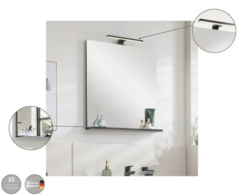 Salle de bains avec miroir, étagère et luminaire LED