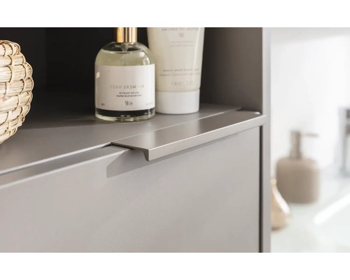 Gros plan d''une armoire de salle de bains avec tiroir et poignée encastrée