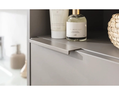 Detailaufnahme eines Badezimmerschranks mit Schublade und Badutensilien