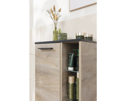 Meuble de salle de bains en bois avec étagères et articles de bain