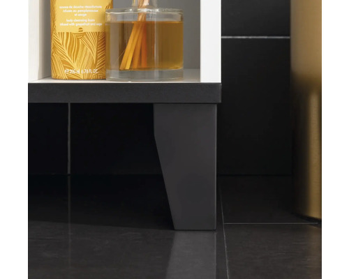 Vue détaillée d''un meuble de salle de bains avec des objets de décoration sur le dessus