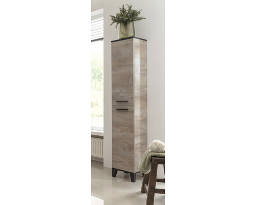 Armoire haute dans la salle de bains avec deux portes et aspect bois