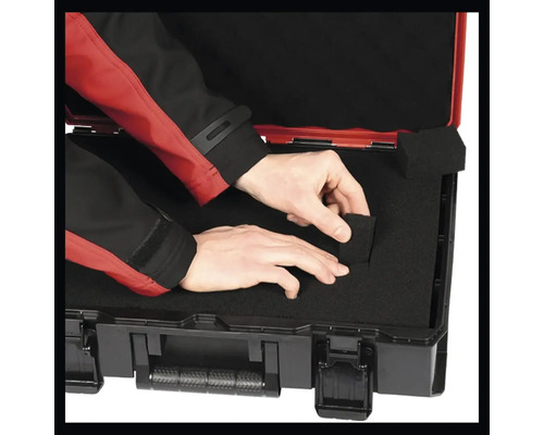 Une personne range un insert en mousse dans une boîte à outils