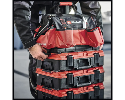 Mann trägt Einhell E-Case System Werkzeugkoffer und Werkzeugtasche
