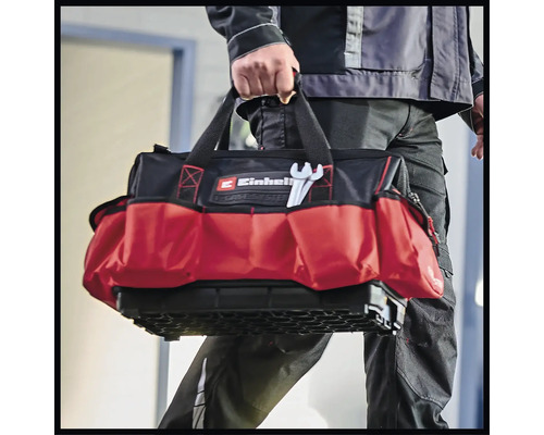 Handwerker trägt eine Werkzeugtasche von Einhell