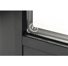 Detailansicht eines Fensters mit CE-Kennzeichnung, das die Konformität mit europäischen Sicherheitsstandards bestätigt.