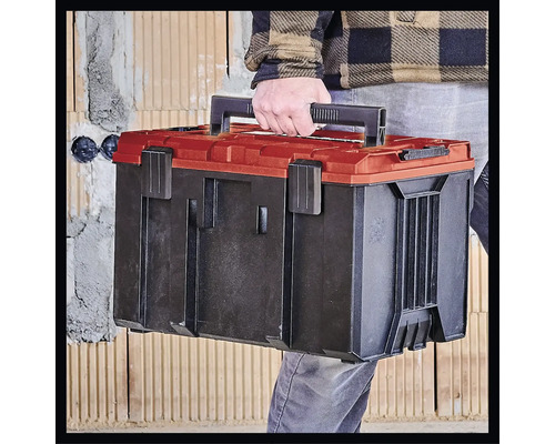 Une personne porte une boîte à outils en plastique.