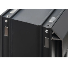 Detailansicht eines schwarzen Aluminiumprofils mit Magneten und Schraublöchern