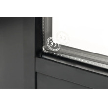 Detailansicht eines Fensters mit CE-Kennzeichnung, die bestätigt, dass das Produkt den EU-Anforderungen entspricht.