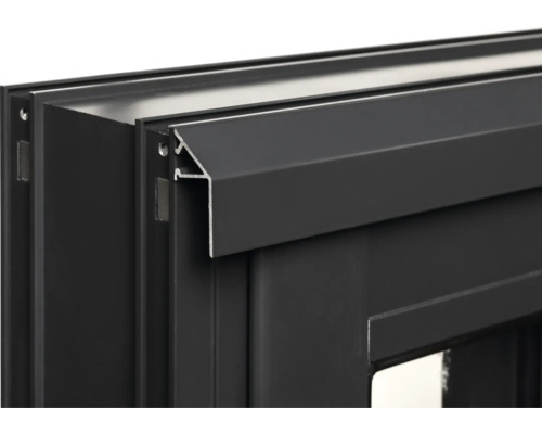 Detailansicht eines schwarzen Fensters mit Aluminiumrahmen