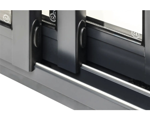 Detailansicht einer Schiebetür mit Griff und Schiene