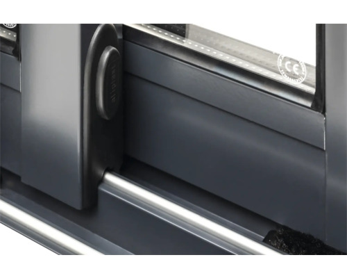 Detailansicht eines Schiebefensters mit Griff und CE-Kennzeichnung.