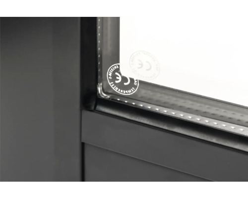 Detailansicht eines Fensters mit CE Kennzeichen und EN12150-1 Kennzeichnung für thermisch vorgespanntes Sicherheitsglas