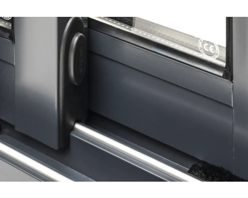 Detailansicht eines Aluminiumschiebefensters mit Griff und CE Kennzeichnung