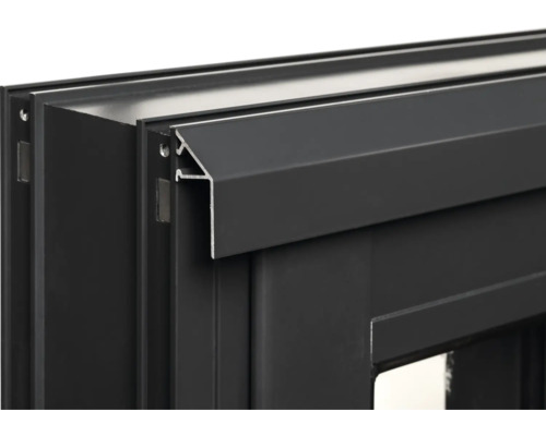 Detailansicht eines schwarzen Fensterrahmens