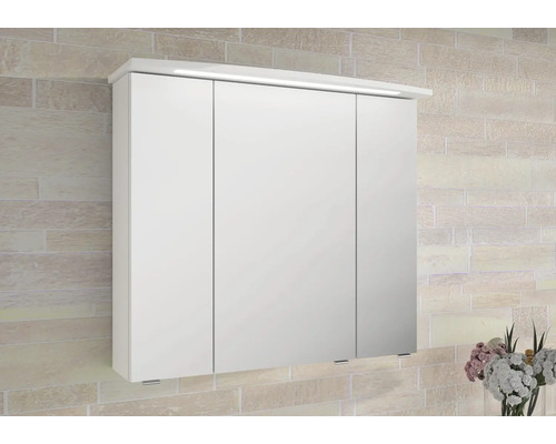 Weißer Spiegelschrank mit drei Türen und Beleuchtung für das Badezimmer.