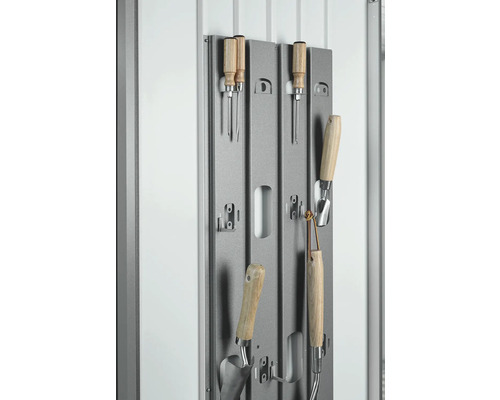 Gartenwerkzeuge an einer grauen Metallhalterung zur Aufbewahrung.