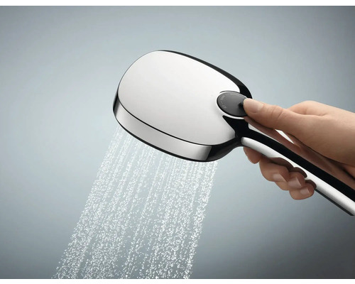 Handbrause mit Wasserstrahl wird von einer Hand gehalten