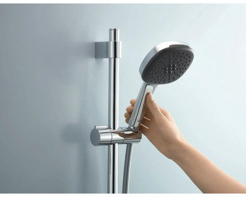 Handbrause mit Brausestange und Hand einer Person